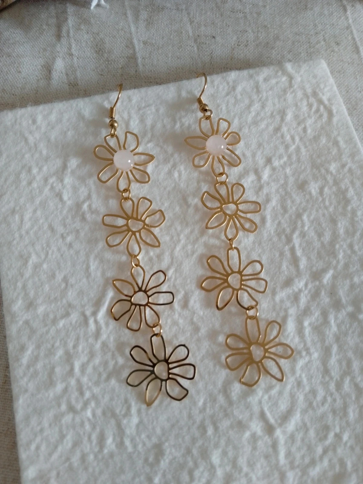 Boucles d'oreilles bohèmes fleurs pierre de quartz blanc